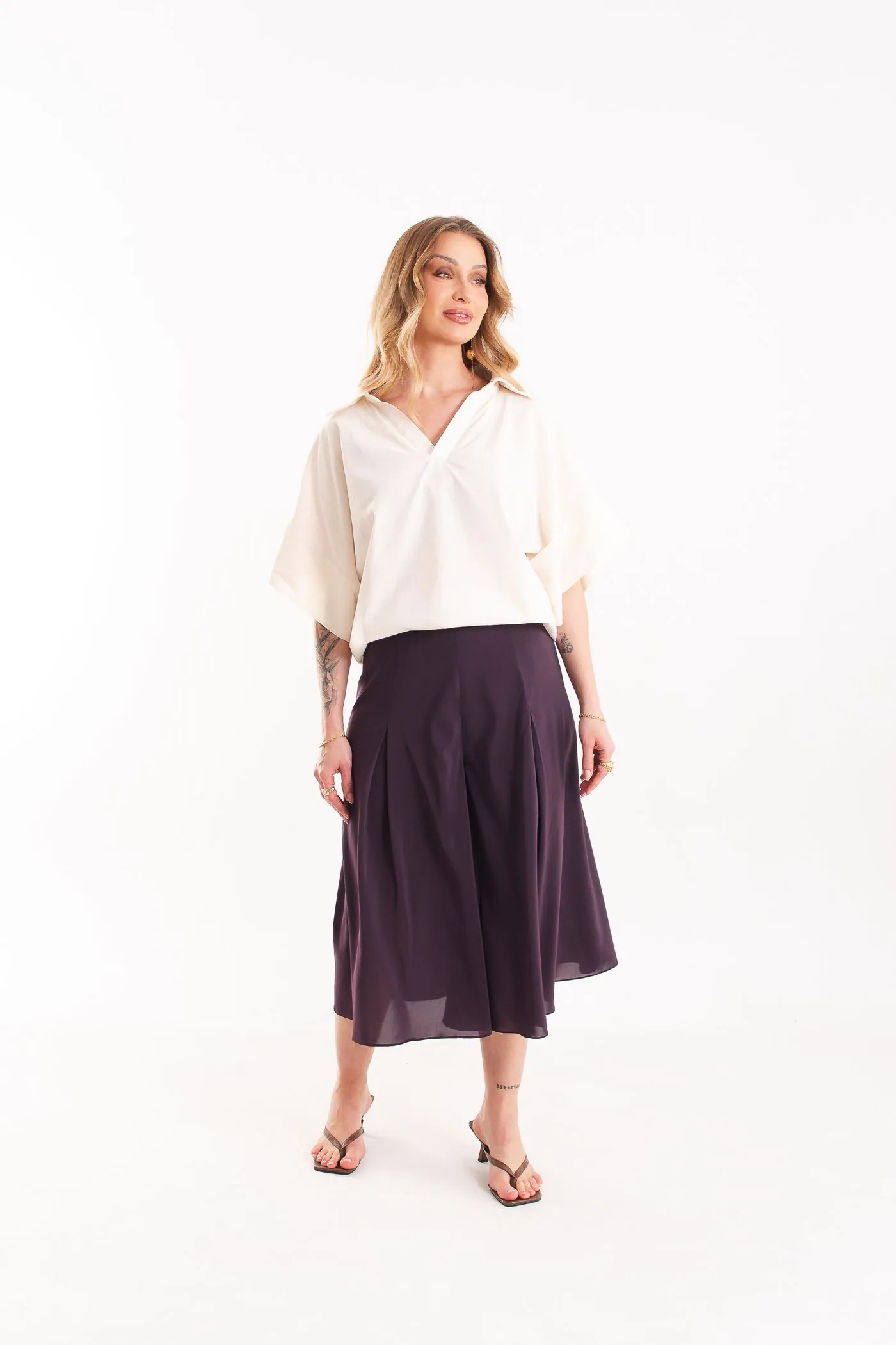 Bermuda Maré roxa, ampla e com pregas, com camisa polo off-white